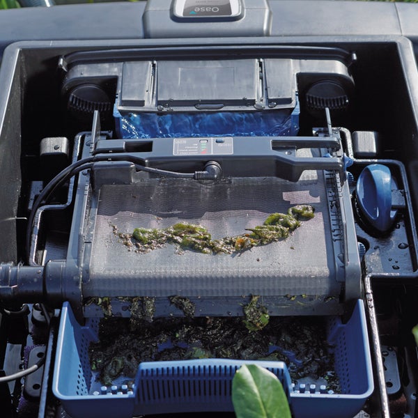 Oase Teichfilter mit automatischer Grobschmutzabscheidung und ScreenMatic-Sieb zur Entfernung von Algen und Schmutzpartikeln. Oase Logo.