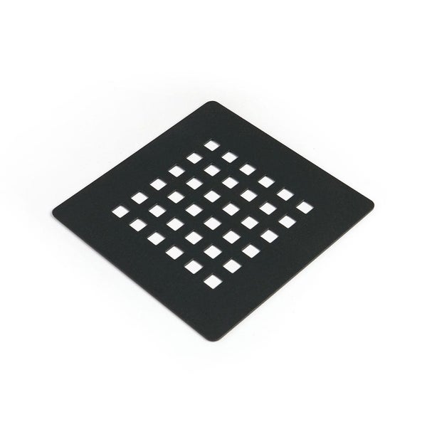 Quadratische Ablaufabdeckung für die Dusche in Schwarz mit quadratischem Lochmuster.