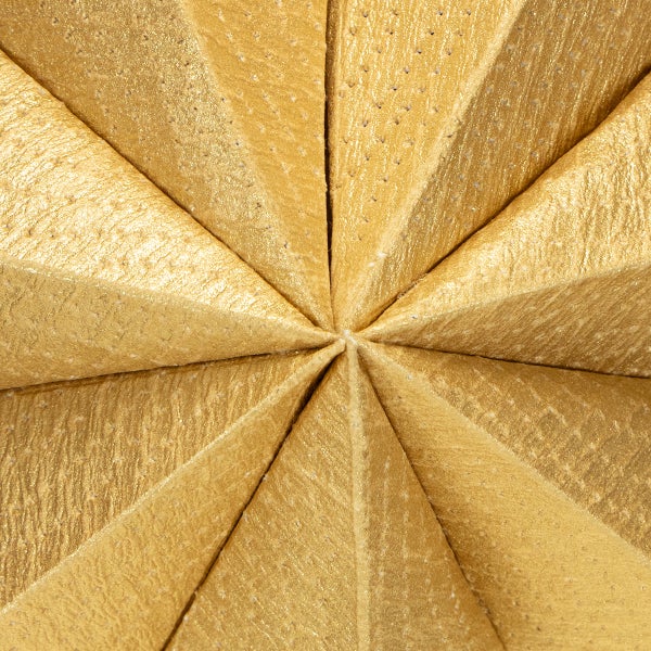 Nahaufnahme einer sternförmigen, goldenen Dekoration mit geometrischen Faltmustern