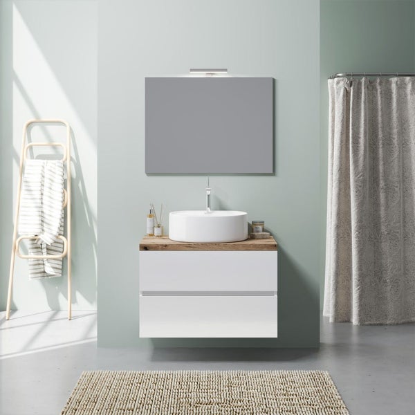 Modernes Badezimmer mit Waschtischunterschrank, Holzplatte, Aufsatzwaschbecken, Spiegel mit Beleuchtung und Handtuchleiter aus Holz.