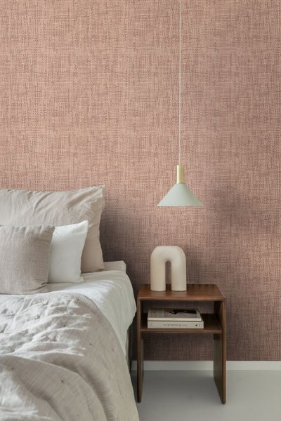 Strukturierte Tapete in Leinenoptik in einem hellen, modernen Schlafzimmer mit Holznachttisch und minimalistischer Dekoration.