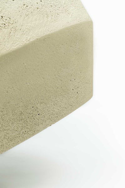 Nahaufnahme der rauen und porösen Oberfläche einer Ecke eines Betonprodukts.