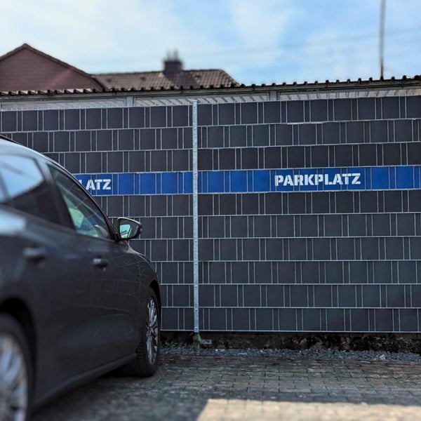 Parkplatzabtrennung mit der Aufschrift Parkplatz