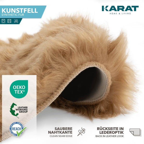 Beiges Karat Kunstfell mit Rückseite in Lederoptik, saubere Nahtkante, Oeko-Tex, Leather Working Group und REACH zertifiziert.