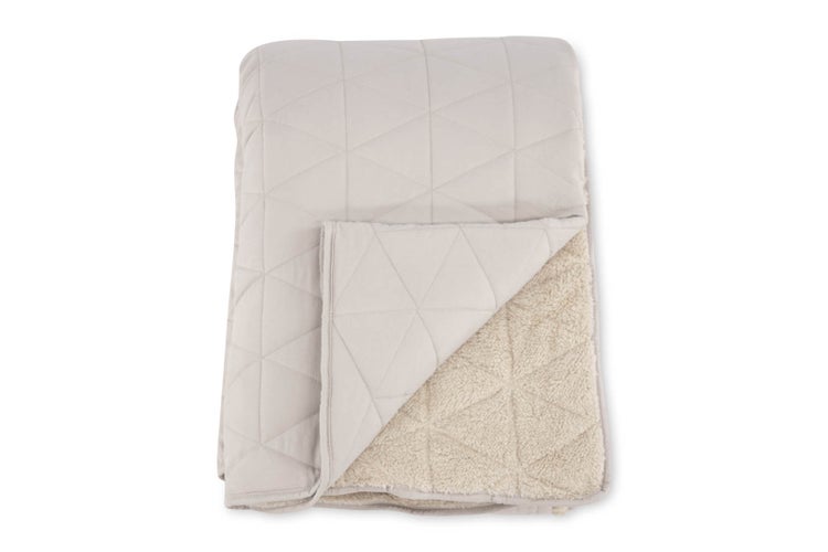 Gesteppte Wohndecke mit Dreiecksmuster und weicher Innenseite aus Teddyfleece.