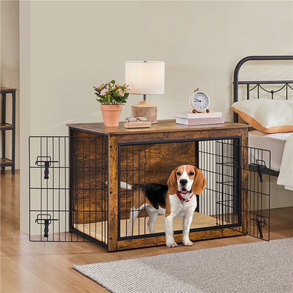Hundehütte im Innenraum neben einem Bett mit Hund