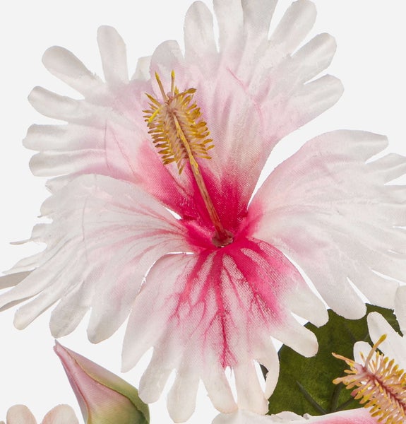 Künstliche Hibiskusblüte mit weiß-rosa Blütenblättern und gelbem Stempel.