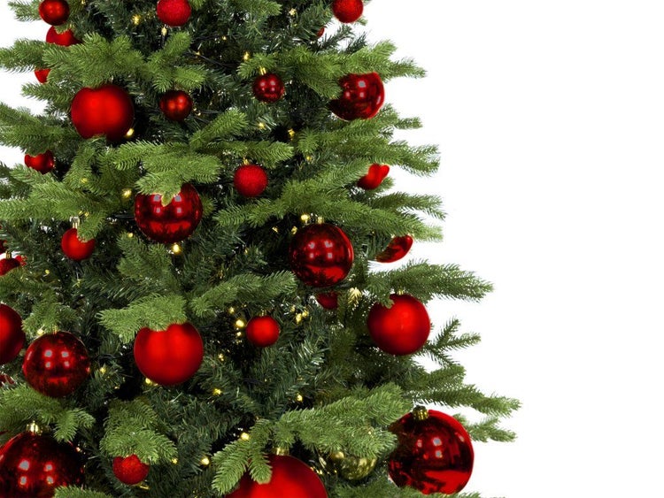 Geschmückter künstlicher Weihnachtsbaum mit LED Lichterkette und glänzenden roten Weihnachtskugeln