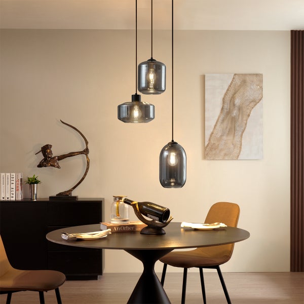 Esszimmer mit Esstisch, Stühlen, Sideboard, Dekoration und drei Pendelleuchten