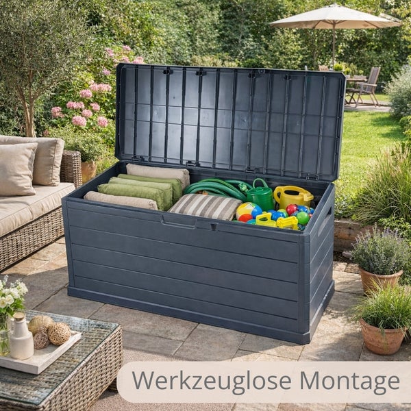 Geöffnete Gartenbox aus Kunststoff im Garten mit Kissen, Gartenschlauch und Spielzeug