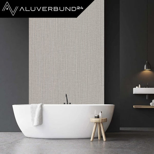 Freistehende Badewanne vor einer Wandverkleidung mit Textilstruktur im modernen Badezimmer mit Aluverbund24 Logo.