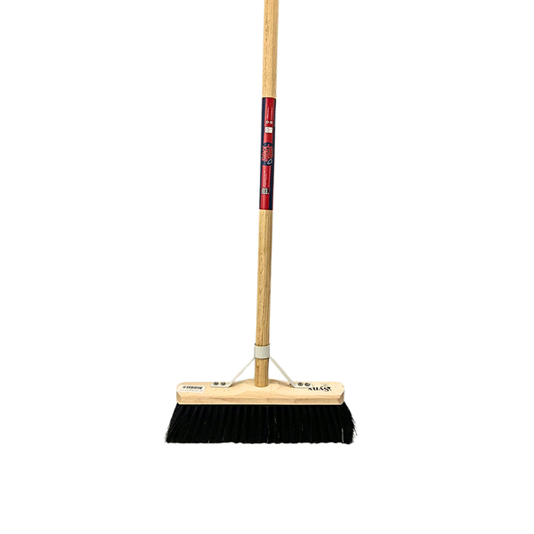Kehrbesen mit Holzstiel und schwarzen Borsten