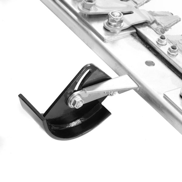 Detailansicht eines Rasenlüfters aus Metall