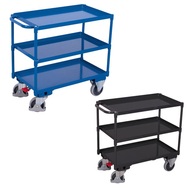 Etagenwagen aus Metall mit drei Ladeflächen, Schiebegriff und Lenkrollen in Blau und Schwarz.