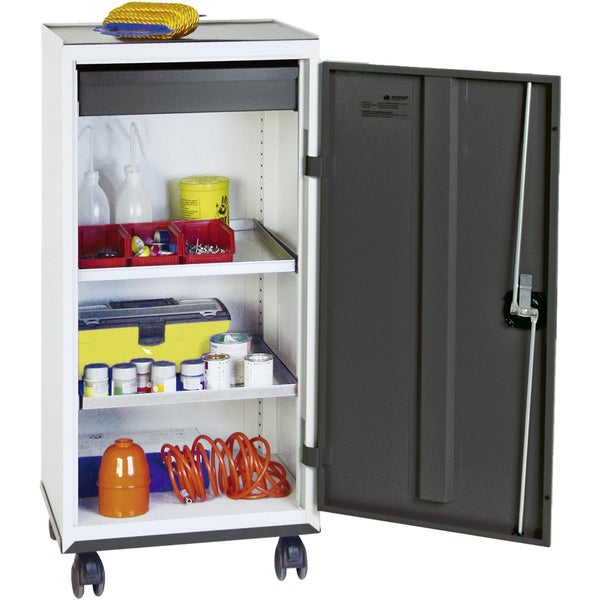 Winkelschleifer im Einsatz beim Bearbeiten einer Metallkante mit Funkenflug und Schutzhandschuhen.