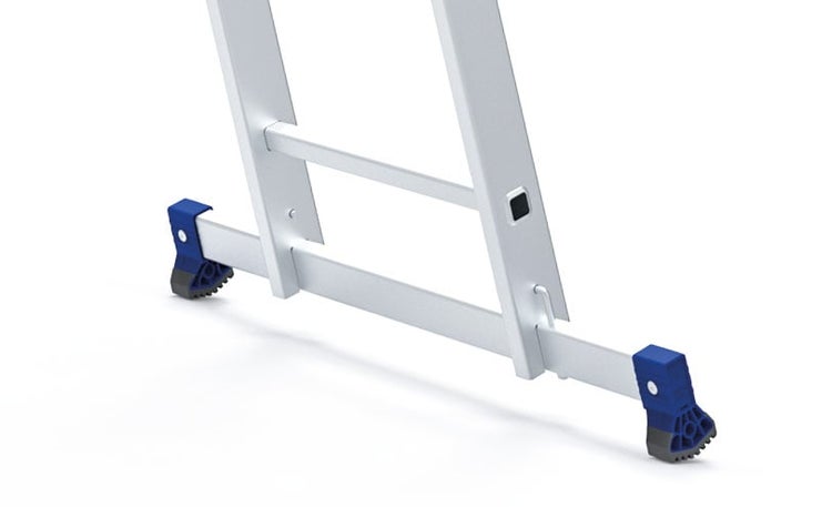 Detailansicht der breiten Quertraverse an der Basis einer Aluminiumleiter mit rutschfesten Fußkappen für einen stabilen Stand.