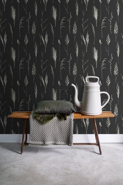 Wand mit Gras-Motiv-Tapete, Holzbank, Kissen und Gießkanne