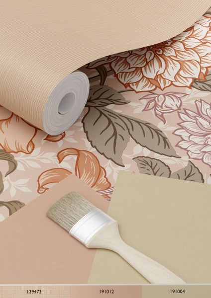 Dekorative Szene mit einer Rolle gemusterter Tapete, Farbfeldern und einem Pinsel.