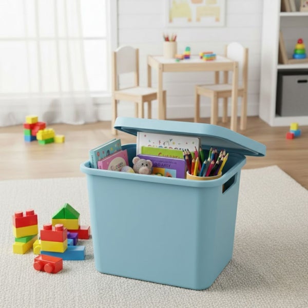 Blauer Spielzeugkasten mit Deckel, gefüllt mit Spielsachen in einem Kinderzimmer