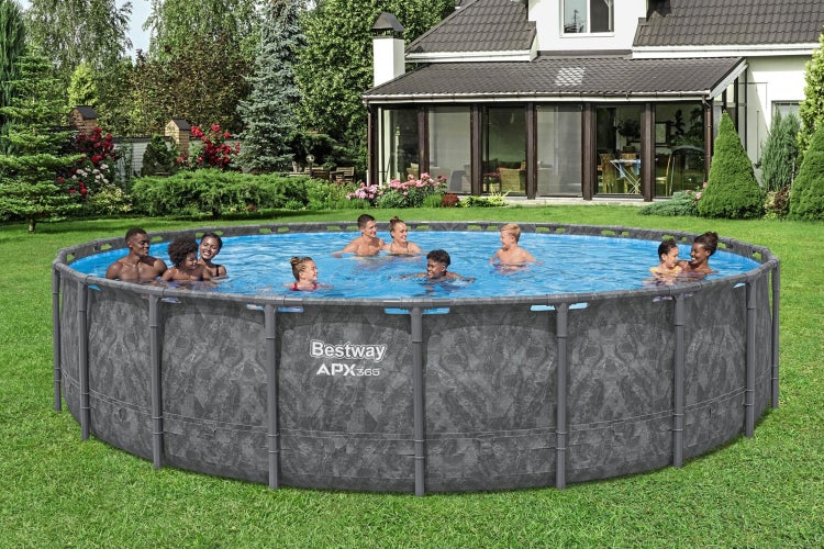 Bestway APX 365 Aufstellpool im Garten mit spielenden Personen