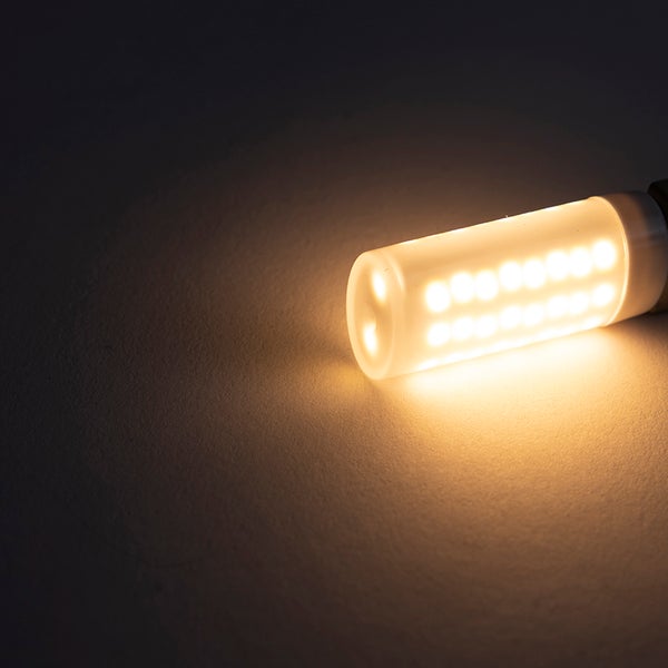 Leuchtendes LED-Leuchtmittel in Stiftsockelform mit warmweißem Licht.