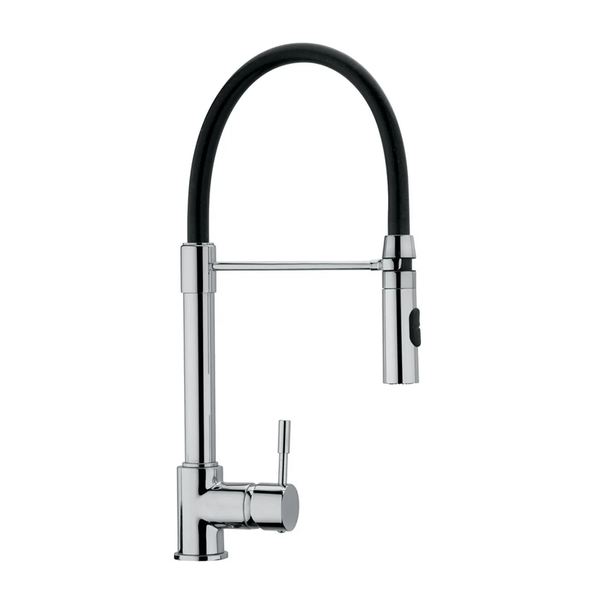 Moderne Küchenarmatur mit schwenkbarem Auslauf und herausziehbarer Geschirrbrause aus Metall für die Spüle.