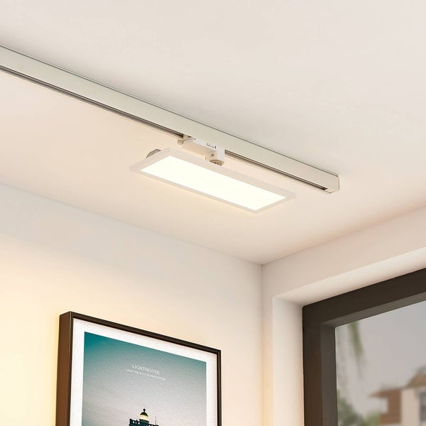 Geöffnete weiße Holzkiste mit Glasdeckel