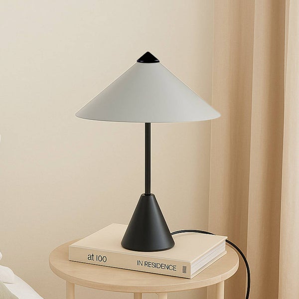Tischleuchte mit konischem Schirm auf einem Beistelltisch