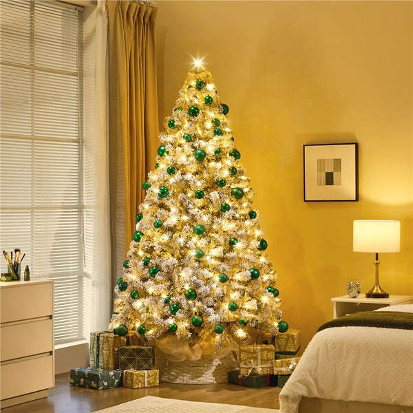 Geschmückter Weihnachtsbaum mit Geschenken im Schlafzimmer