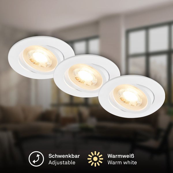 Set mit drei schwenkbaren Einbaustrahlern mit warmweißem Licht in einem modernen Wohnzimmer