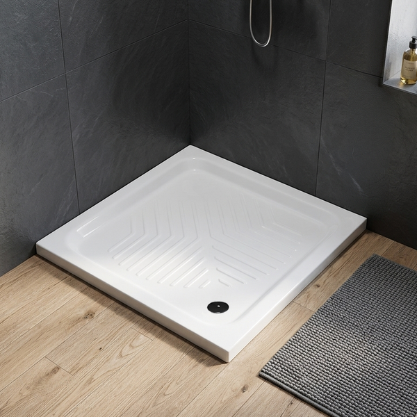 Weiße quadratische Duschwanne mit strukturierter Oberfläche, Eckmontage im Badezimmer mit dunklen Wandfliesen und hellem Holzboden.