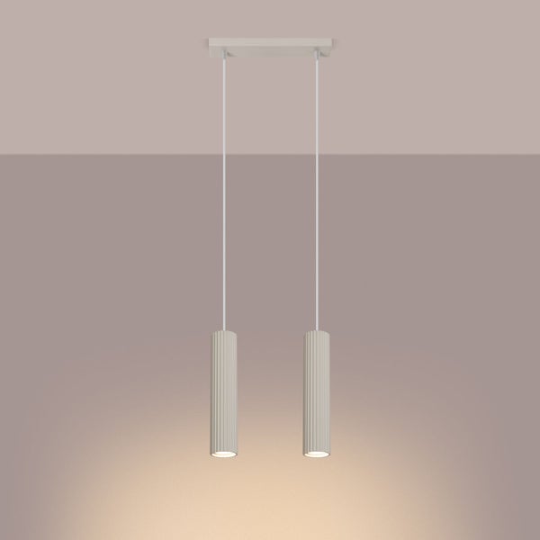 Zwei zylindrische Pendelleuchten aus geriffeltem Material mit Deckenhalterung