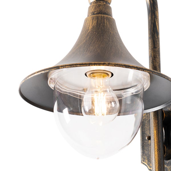 Außenwandleuchte aus Metall in Antik-Optik mit gläsernem Lampenschirm und sichtbarem Leuchtmittel.