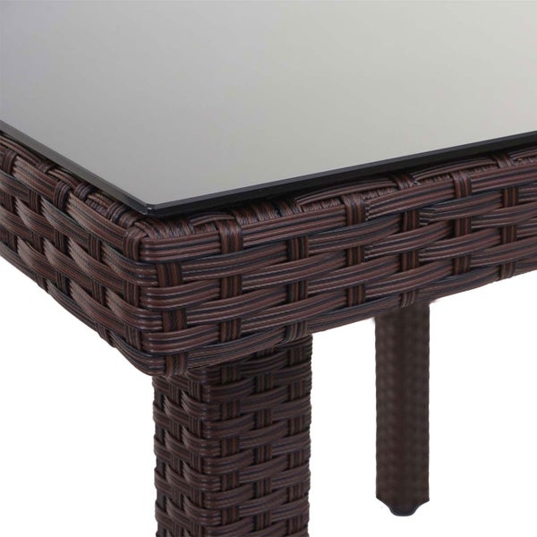 Detailansicht eines Rattantisches mit Glasplatte