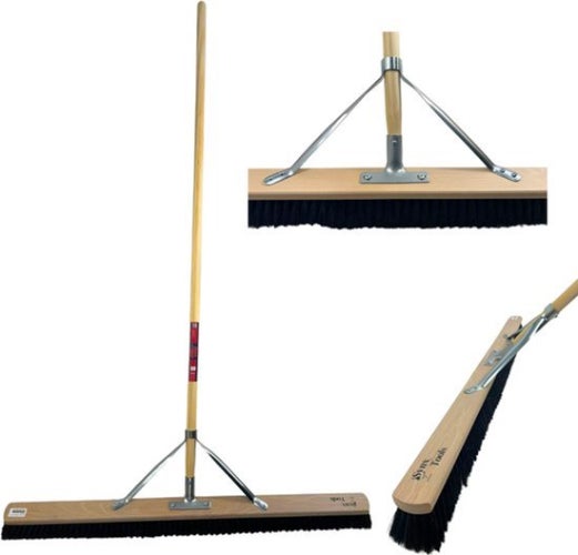 Besen mit Holzstiel und schwarzem Borstenbesatz