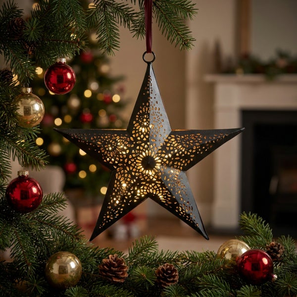 Dekorativer LED-Stern zum Aufhängen aus Metall mit filigranen Ausstanzungen für eine stimmungsvolle Weihnachtsbeleuchtung am Tannenbaum.