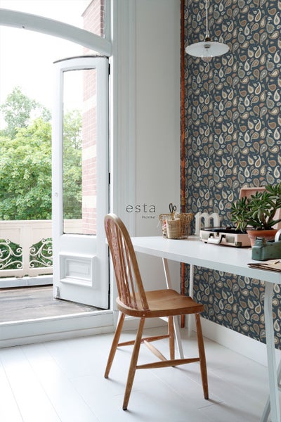 Heller Arbeitsbereich mit gemusterter Tapete, Schreibtisch und Stuhl