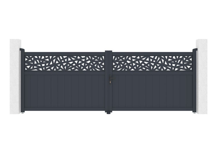 Zweiflügeliges Hofeinfahrtstor aus Aluminium in Anthrazit mit geometrischem Lochmuster oben und vertikalen Lamellen unten.