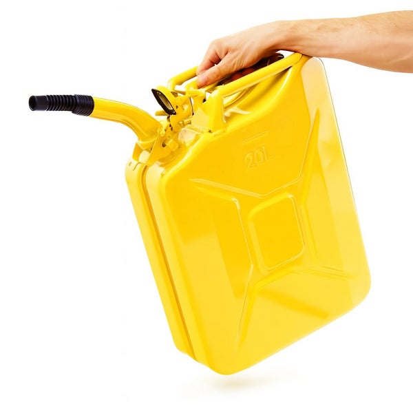 Gelber 20 Liter Kraftstoffkanister wird von einer Hand gehalten.