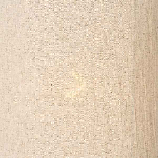 Nahaufnahme eines Lampenschirms aus strukturiertem Leinenstoff mit sichtbarem Webmuster.