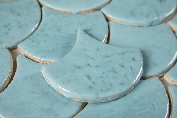 Fächerförmige Fliesen aus Keramik