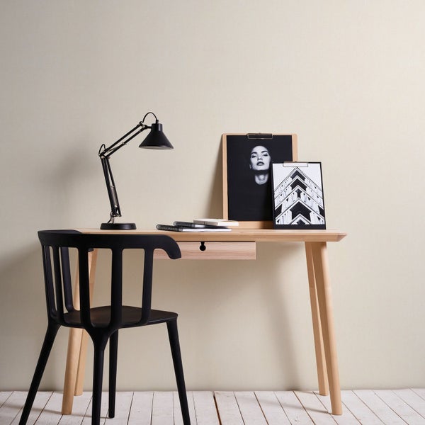 Nahaufnahme einer lila Clematisblüte mit grünen Blättern