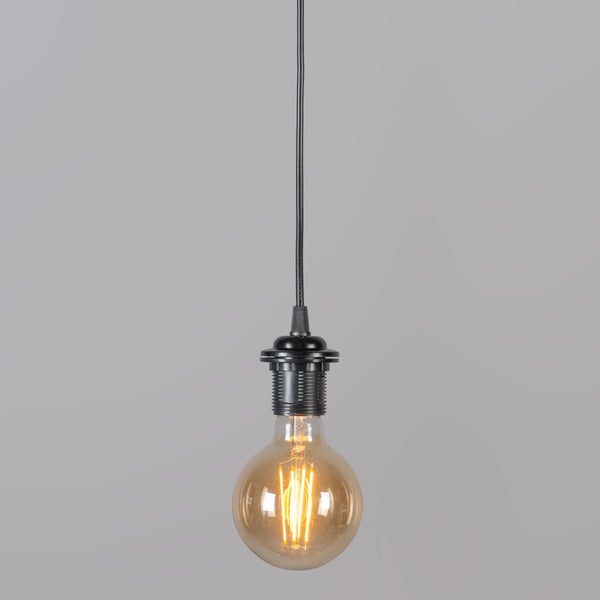 Pendelleuchte mit schwarzem Kabel und eingeschaltetem LED-Filament-Leuchtmittel in Globe-Form.