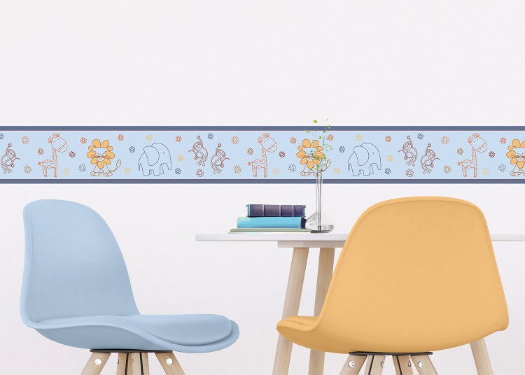Tapetenbordüre für das Kinderzimmer mit Tiermotiven wie Giraffe, Löwe, Elefant und Affe über einem Tisch mit Stühlen.