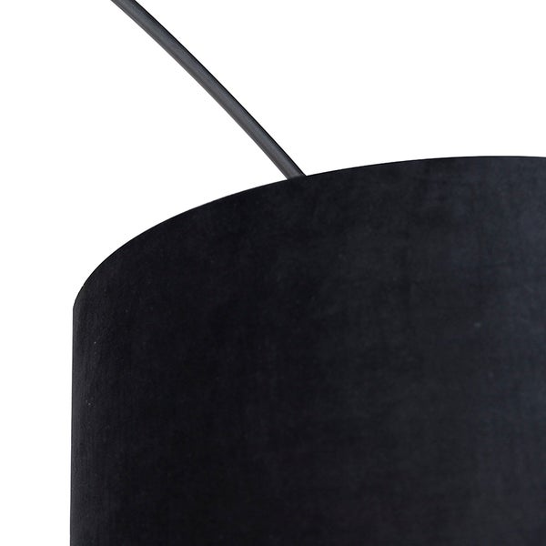 Detailansicht einer Pendelleuchte mit schwarzem Lampenschirm