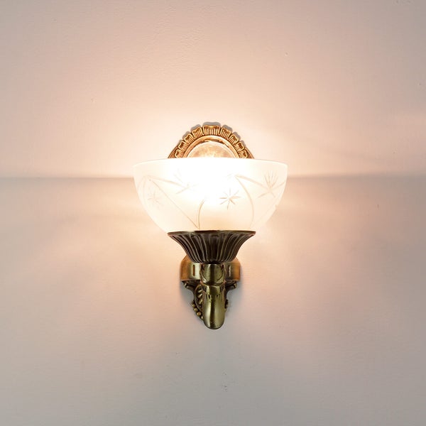 Wandleuchte mit Glasschirm und goldfarbenem Rahmen