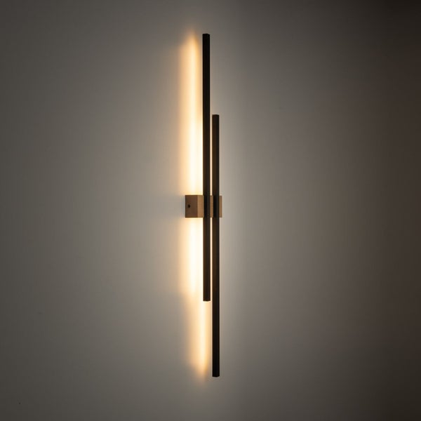 Moderne Wandleuchte mit linearem Design und warmem Lichtschein