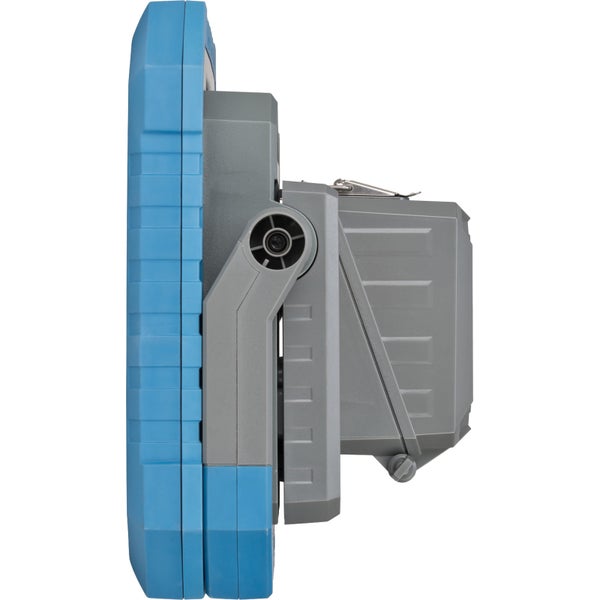 Seitenansicht eines tragbaren LED-Baustrahlers in Blau und Grau mit verstellbarem Haltebügel.