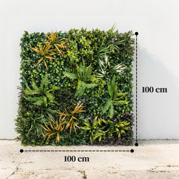Künstliche Pflanzenwand mit Farnen und Gräsern, Abmessungen 100 mal 100 Zentimeter.