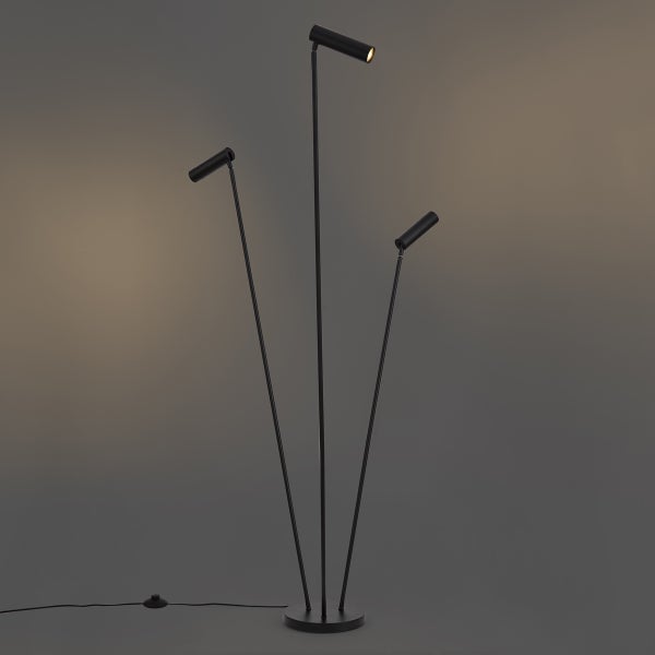 Moderne, dreiflammige Stehleuchte in Schwarz mit verstellbaren, zylindrischen Spotköpfen und Fußschalter.